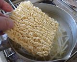 最速の冷凍もやしでインスタント麺作り方3写真