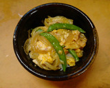 昼食スナップえんどうと新玉ねぎの卵とじ丼作り方9写真