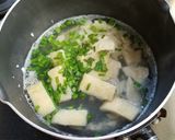 豆富と油揚げ・ニラの味噌汁作り方3写真