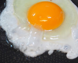 ふちカリカリの目玉焼き作り方1写真