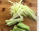 ブロッコリーの茎(芯)とベーコン炒め作り方1写真