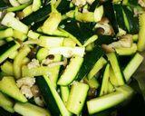 【低糖質】ズッキーニとしめじカレー粉炒め作り方2写真
