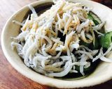卵かけ御飯に塩もみキュウリとしらす☆作り方1写真