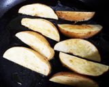 フライパンに並べて出来るフライドポテト作り方4写真
