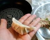 練りと熱湯がポイント☆肉汁たっぷり餃子作り方6写真