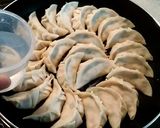 練りと熱湯がポイント☆肉汁たっぷり餃子作り方7写真