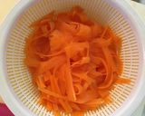 ピーラーで簡単◇ごまキャロットラペ作り方1写真