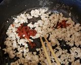 ピリ辛!鶏むねミンチとキノコの中華炒め!作り方3写真
