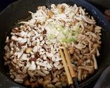 ピリ辛!鶏むねミンチとキノコの中華炒め!作り方4写真