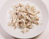 蒸し鶏とメンマのピリ辛和え。作り方3写真