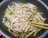 簡単！もやしとかまぼこの青椒肉絲作り方4写真