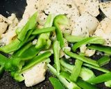 ピーマンと鶏肉の☆塩＆バジル炒め作り方3写真
