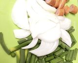 ニンニクの茎、ウインナー、玉ねぎ炒め作り方1写真