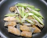簡単！銀鮭とアスパラの醤油炒め作り方3写真