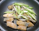 簡単！銀鮭とアスパラの醤油炒め作り方3写真