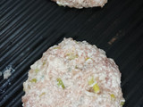 ミコばあばの豆腐を入れて、鶏ミンチバーグ
