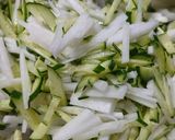 野菜たっぷり！揚麺で簡単パリパリサラダ♪作り方3写真