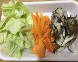 お弁当にもう一品⁂まいたけ入り野菜炒め作り方1写真