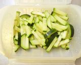 ズッキーニとカニカマの胡麻マヨサラダ作り方3写真