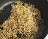 キャベツの上にインスタント焼きそば作り方1写真