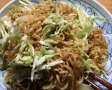 キャベツの上にインスタント焼きそば作り方4写真