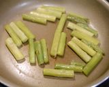 簡単！アスパラとつまみ天の卵和え作り方1写真