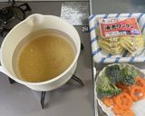 市販ワンタンスープに野菜をプラスして作り方2写真