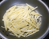 簡単！豆苗とポテトのシャキシャキ炒め作り方3写真