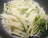 簡単！豆苗とポテトのシャキシャキ炒め作り方4写真