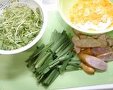 簡単！ニラ玉☆豆苗シャウエッセン作り方1写真