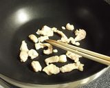 お好み焼き風　鶏皮とナスのソース炒め作り方1写真