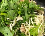 鶏ひざ軟骨と春菊の和風炒め作り方3写真