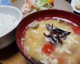 5分で簡単！きくらげとトマトのおみそ汁作り方3写真
