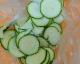 超簡単*トマトとズッキーニのごまポン和え作り方1写真