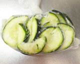 夏にさっぱり☆ズッキーニ塩麹レモン浅漬け作り方3写真