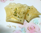 おかずにもおやつにも☆餃子の皮で茹チーズ作り方8写真