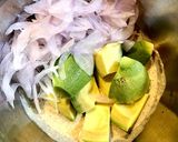 アボカドと玉ねぎの胡麻マヨ和え♫作り方3写真
