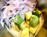 アボカドと玉ねぎの胡麻マヨ和え♫作り方3写真