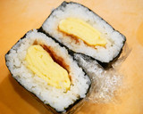 出し巻き玉子とおかか醤油のおにぎらず作り方11写真