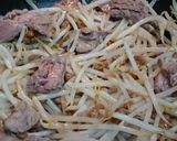 豚肩ロースと納豆もやしのわさび醤油炒め作り方3写真
