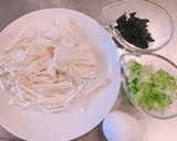 超簡単！ワカメのふわふわ卵の中華スープ作り方1写真
