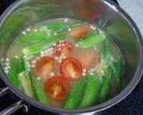 たたきオクラとミニトマトの味噌汁作り方3写真