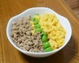 そぼろごはんに　かわいい彩り♬作り方11写真