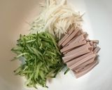 魚肉ソーセージ入り長芋のわさび和え作り方1写真
