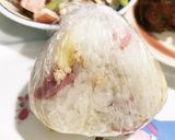 鮭フレークとハムとチーズのラップおにぎり作り方2写真