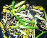 簡単☆旨辛〜♪アスパラ挽き肉炒め作り方6写真