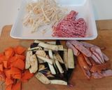 牛豚挽き肉とソーセージと野菜の塩炒め作り方1写真