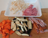 牛豚挽き肉とソーセージと野菜の塩炒め作り方1写真