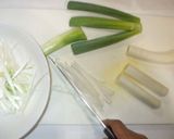 食べる中華風スープ♪簡単鶏ひき肉ネギ作り方3写真