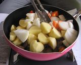 イノシシ肉でトマト肉じゃが作り方4写真